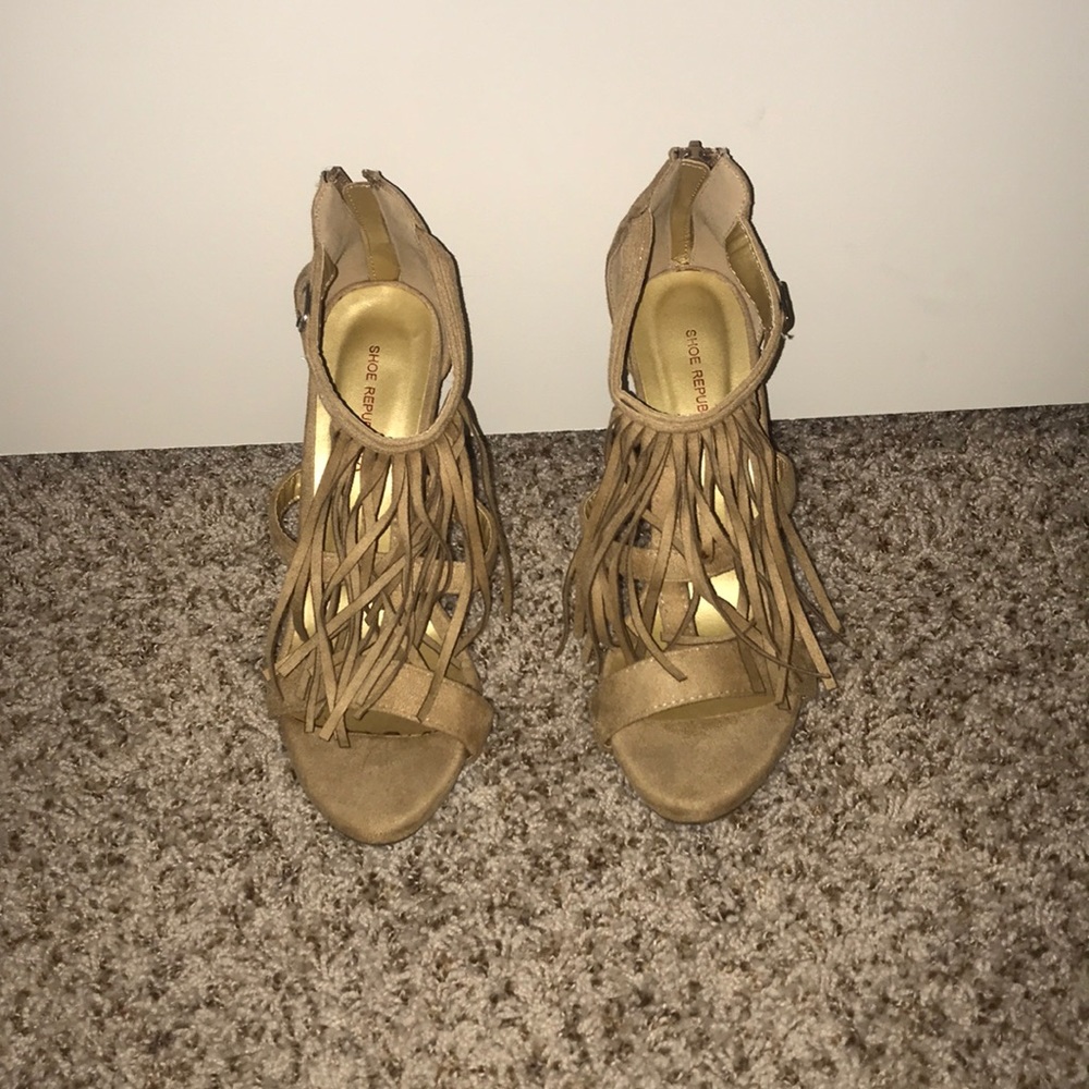 Nude fringe heels